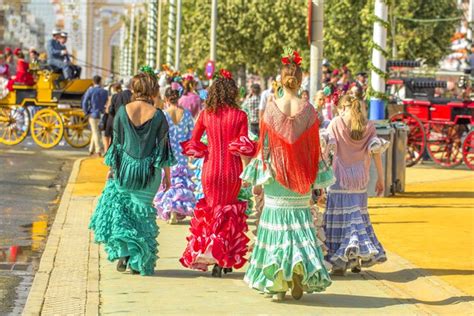 Feria de Abril: Sevillaan virtaa flamencoa, aurinkoa ja tuhansien ihmisten iloinen energia